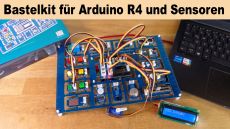 Auf der Platine des „Learning Kit“ sind Sensoren und Aktoren angeordnet, die über ein Steckersystem mit dem Arduino Uno R4 verbunden werden. (Quelle: hiz)