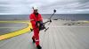 SINTEF-Umweltingenieur Daniel Krause bei der Drohnen-Startvorbereitung zu Messung von Methanemissionen auf einer Offshore-Plattform. (Quelle: sintef.no)