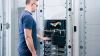 Rechner-Rack mit dem photonischen Prozessor am KIT. Forschende untersuchen dessen Einsatz für wissenschaftliche Berechnungen und Anwendungen der Künstlichen Intelligenz. (Quelle: Cynthia Ruf/KIT)
