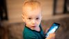 Der frühe Medienkonsum von Kleinkindern am Smartphone birgt Risiken. (Quelle: Bob Dmyt/Pixabay)