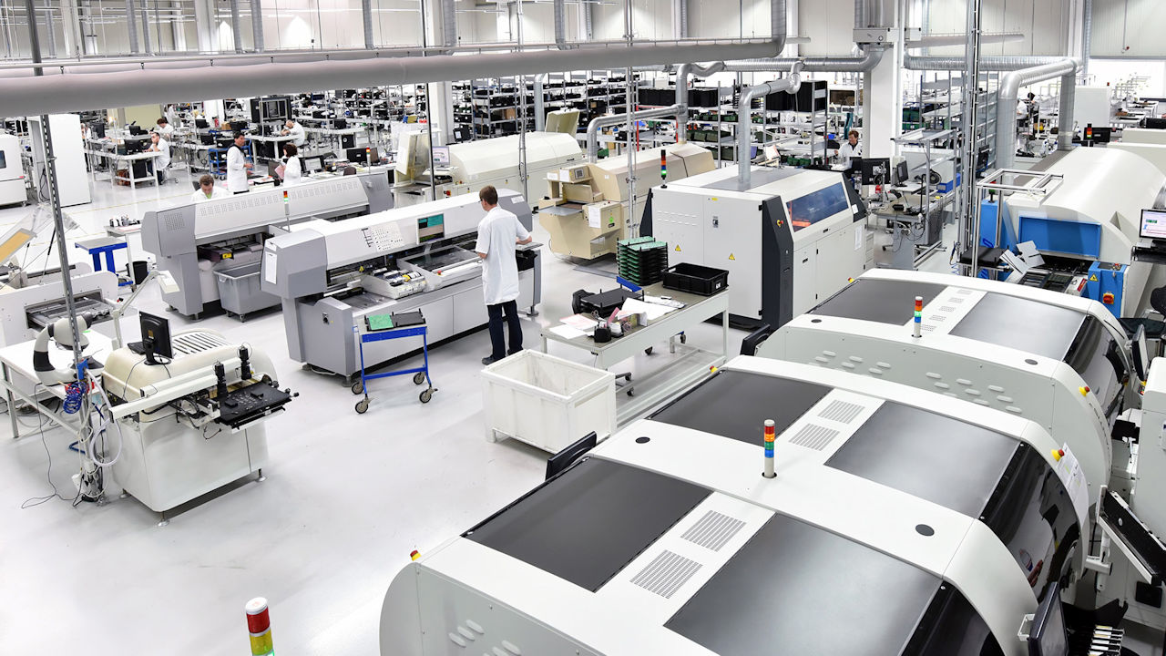 Im Projekt XMANAI wurde eine Plattform entwickelt, die den transparenten Einsatz von industrieller KI unterstützt und ihre Entscheidungsprozesse nachvollziehbar macht. (Quelle: Fraunhofe/istock/industryview)
