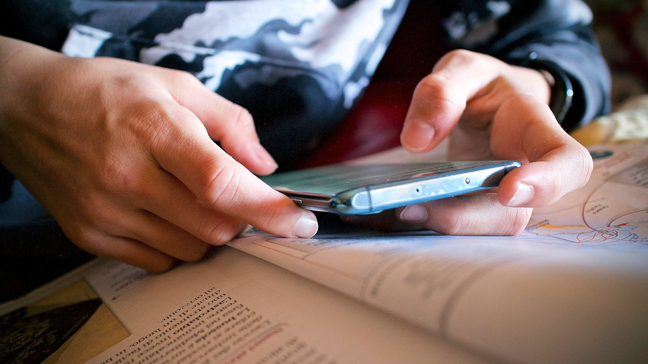 Das Verbot von Smartphones im Klassenzimmer löst die grundlegenden Probleme an Schulen nicht (Quelle: Luisella Planeta/Pixabay)