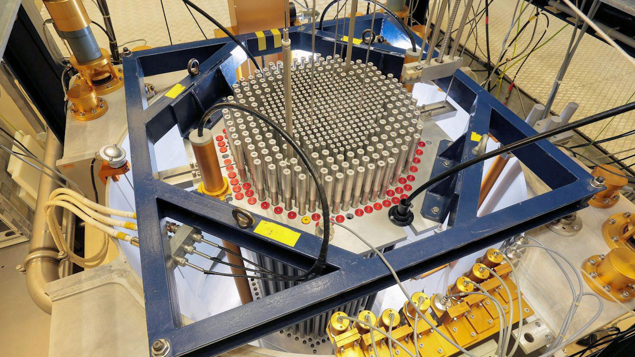 Blick in den Kern des CROCUS-Forschungsreaktors (Foto: Alain Herzog, epfl.ch)