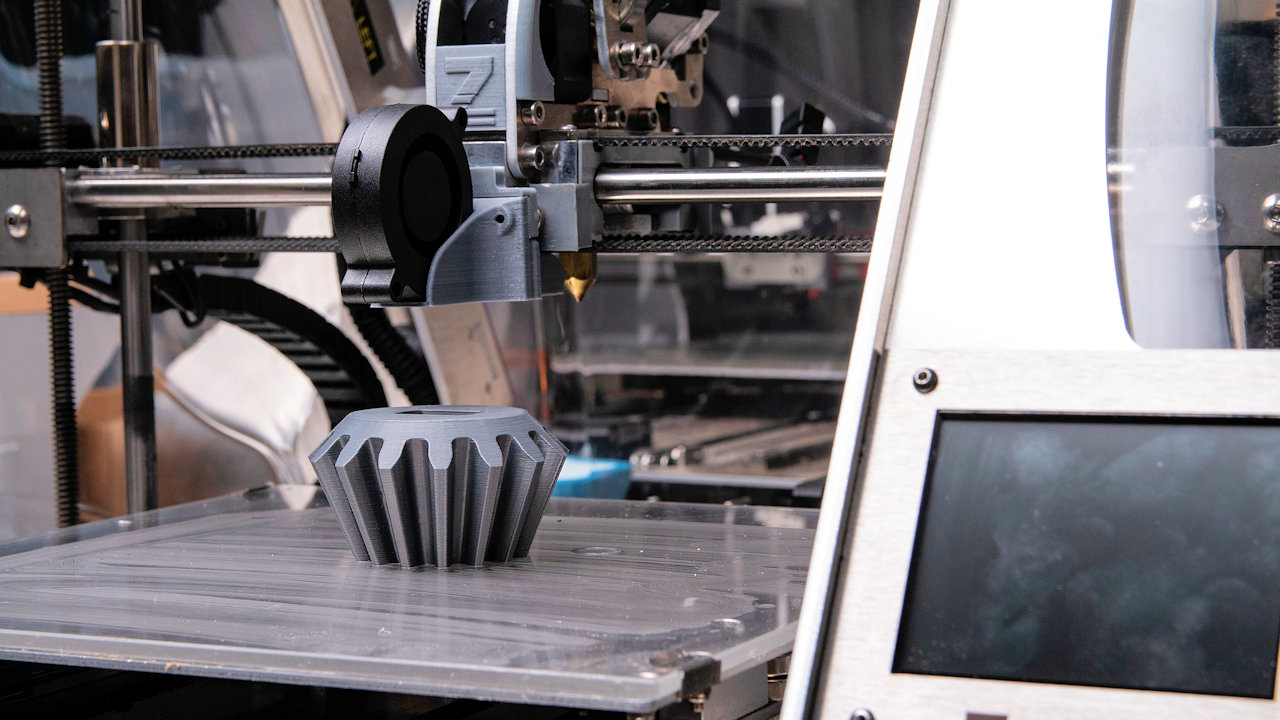 Beim 3D-Druck metallischer Werkstoffe besteht Optimierungsbedarf. Er ermöglicht jedoch die Herstellung komplexer Produkte mit neuartigen Eigenschaften. (Quelle: ZMorph Fab 3D Printer/ Pixabay)