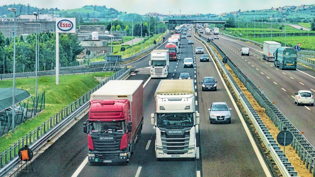 Zur CO² Reduktion ist der batterieelektrische Antrieb bei schweren Nutzfahrzeugen entscheidend. (Quelle: Sabine/Pixabay)