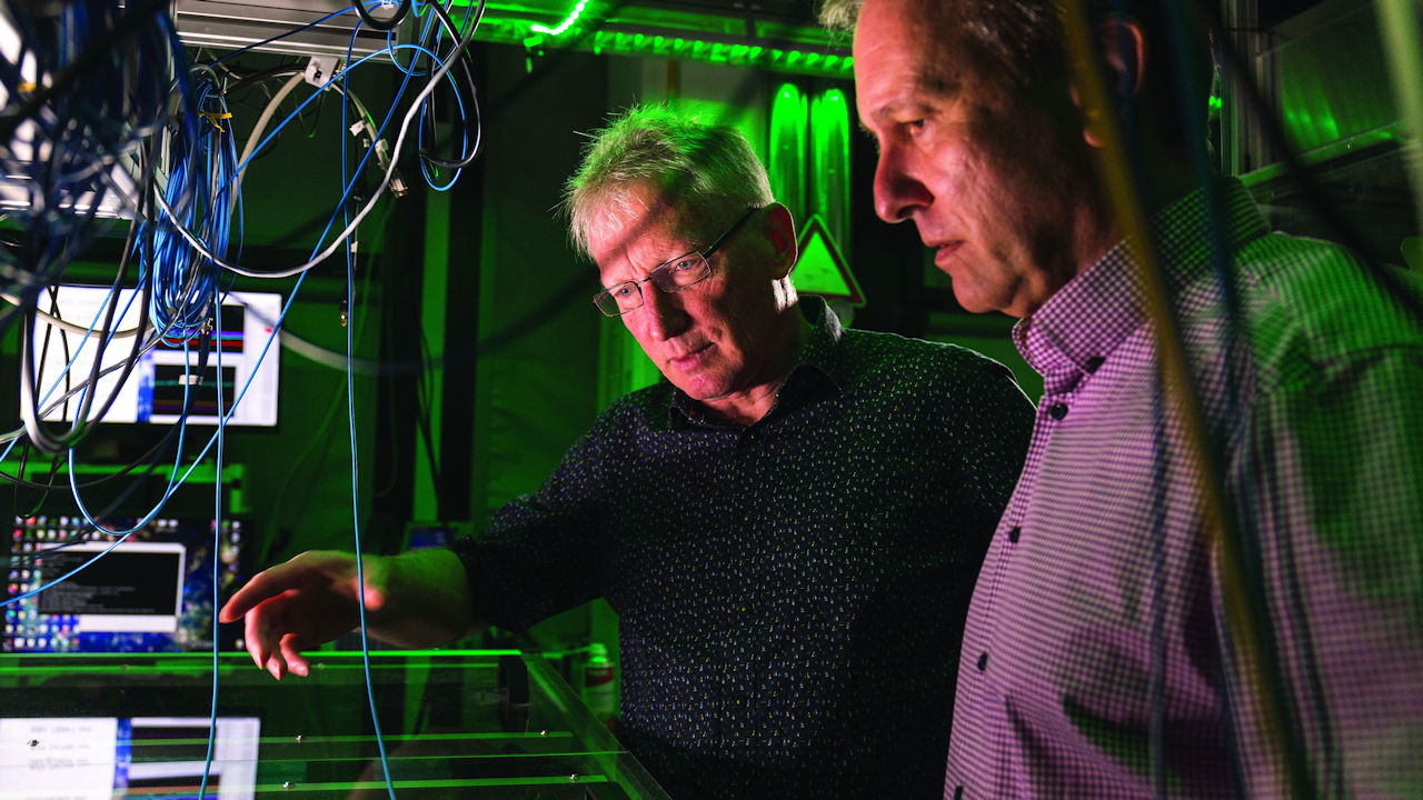 Die Professoren Jürgen Eschner (links) und Christoph Becher im Labor der Quantenphotonik an der Universität des Saarlandes. (Quelle. Uni Saarlandes/Künzer Kommunikation)