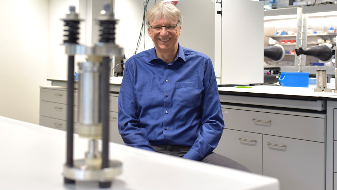 Prof. Thomas F. Fässler in seinem Labor mit dem Weltrekordhalter für Lithiumionen-Leiter. (Quelle: Wenzel Schuermann/TUM)