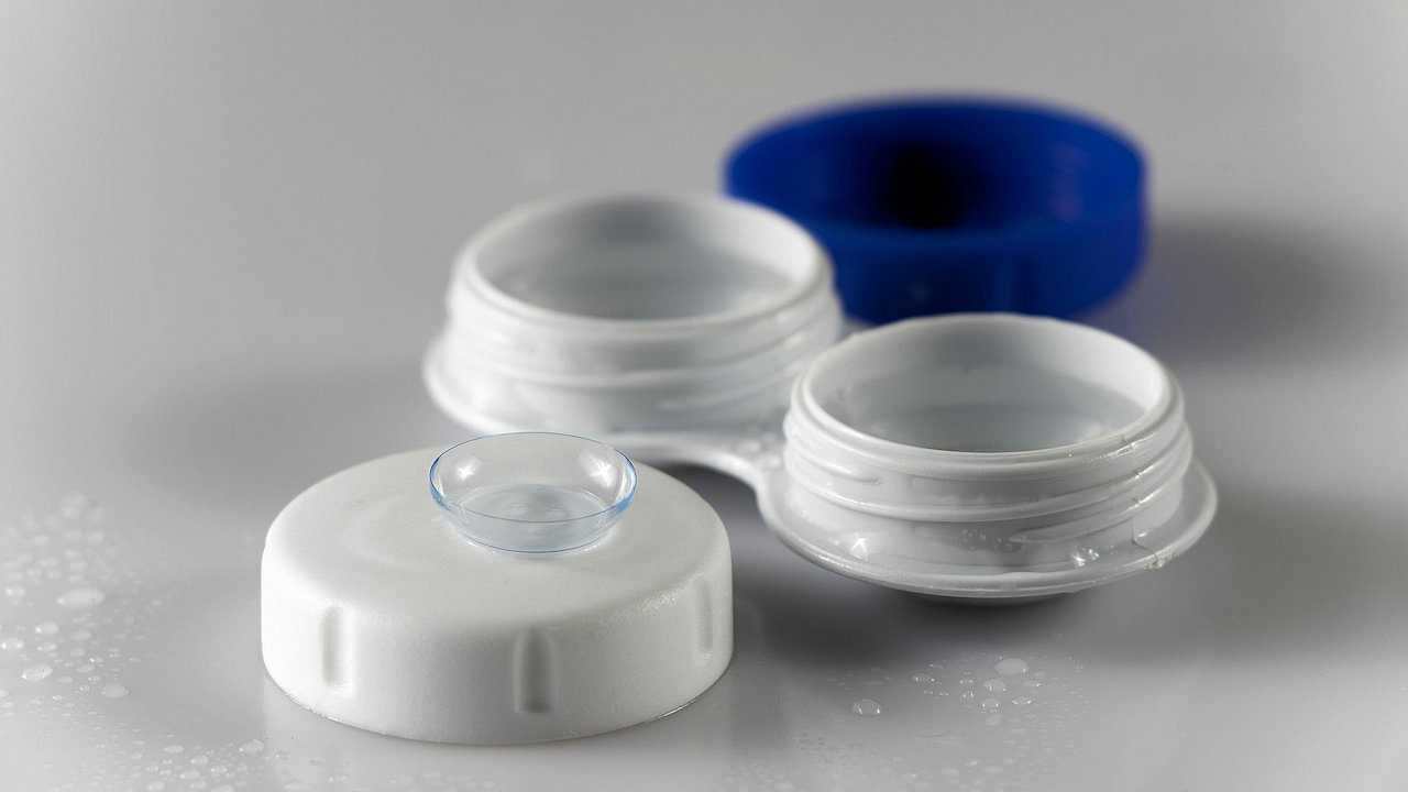 Wenn Probanden die Kontaktlinsen aufsetzen, können sie das Flackern des IR-Lichts deutlich erkennen. Bis zu echter Nachtsicht ist es allerdings noch weit. (Quelle: Gedesby1989/Pixabay)