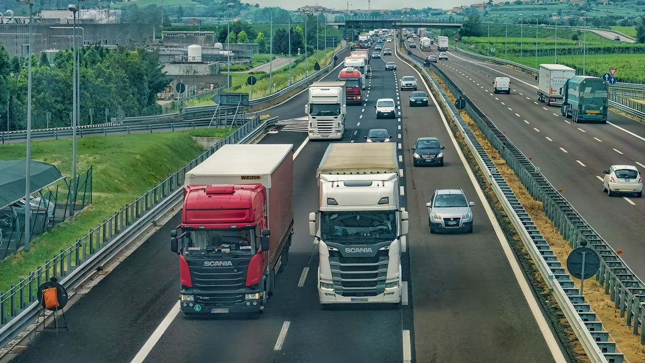 Diesel-LKWs prägen unser Straßenbild. Beim Umstieg auf Elektro-Lkw, sollten die Touren optimieren werden, um Kosten zu sparen und den Betrieb der Lkw-Flotte möglichst effizient zu gestalten. (Quelle. Sabine/Pixabay)