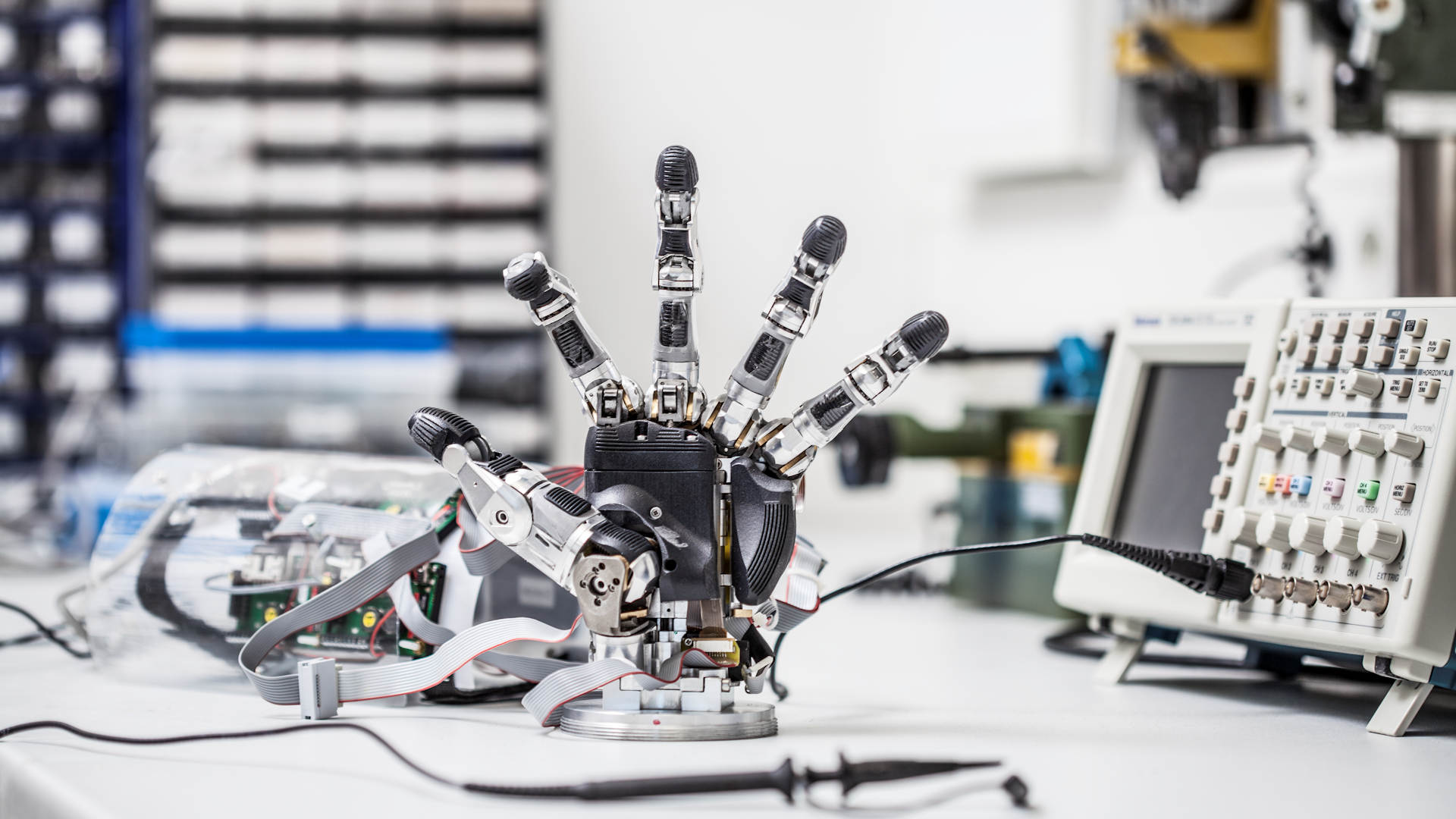 Wartung einer Roboterhand in der Werkstatt der Neurobiologie des DPZ. (Quelle: Thomas Steuer/DPZ