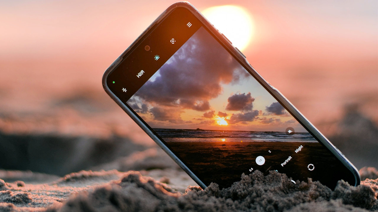 Die Beschleunigungsmesser in Smartphones können Erdbebenvibrationen erkennen. Durch die Kombination Tausender dieser Messungen mit statistischen Modellen zeigt, dass es möglich ist, die Verstärkung von Erschütterungen durch die lokale Geologie zu kartiere