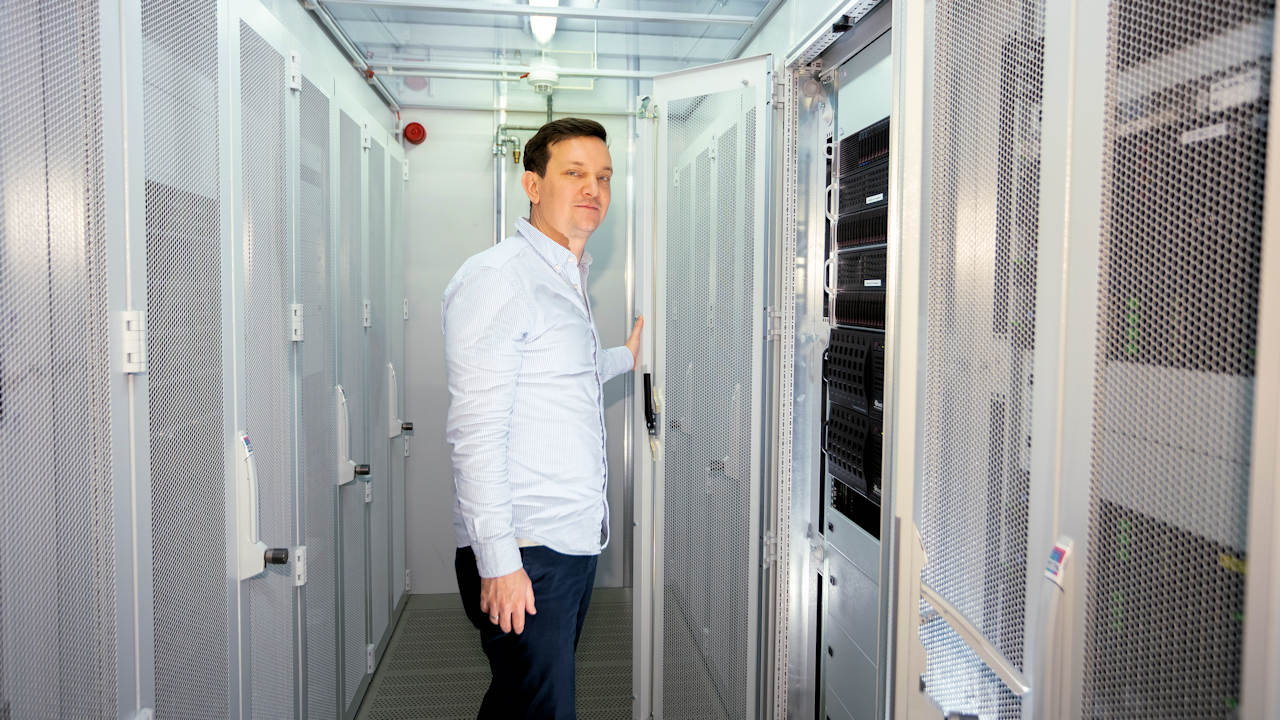 Sergej Schultenkämper hat sich in den vergangenen vier Jahren im Rahmen seiner Promotion intensiv mit dem Thema Cyberangriffe beschäftigt. (Quelle: K. Schradi/HSBI)