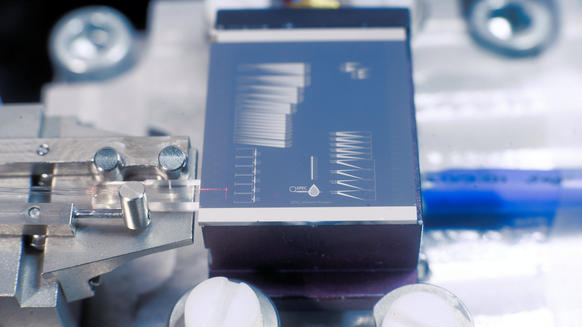 Auf solch einem photonischen Chip sollen in Zukunft Lebensmittel auf ihre Inhaltsstoffe hin untersucht werden können. (Quelle: LZH)
