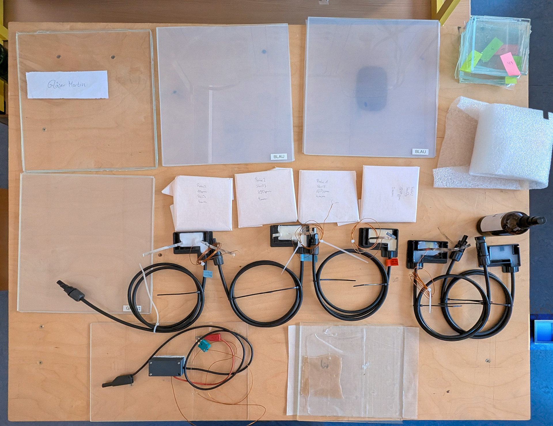 Im Projekt GreenSolarModules hat ein Team der TH Köln verschiedene Komponenten von Solarmodulen – Gläser, Kunststofffolien und Vergussmassen – umweltfreundlicher und langlebiger gestaltet. (Quelle: Daniel Schäfer/TH Köln)