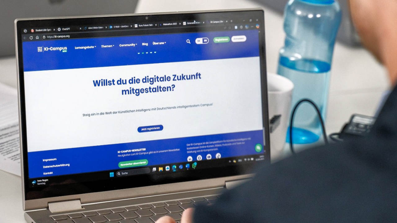 Immer mehr Menschen informieren sich vor Wahlen über die Positionen der deutschen Parteien bei KI-Modellen wie ChatGPT (Quelle: Johanna Weber/TUM)