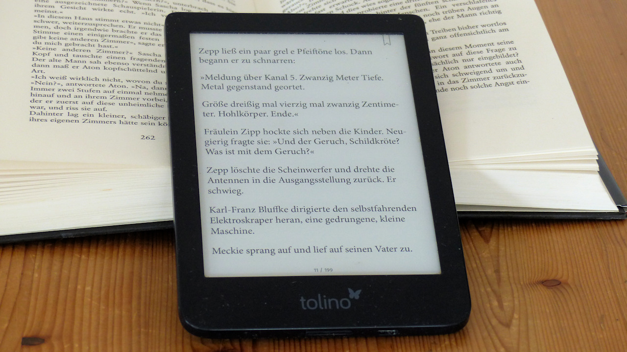 Besonders ältere Menschen greifen gerne auf platzsparenden E-Books zurück. Hier kann auch die Schriftgröße den Bedürfnissen angepasst werden. (Quelle. hiz)