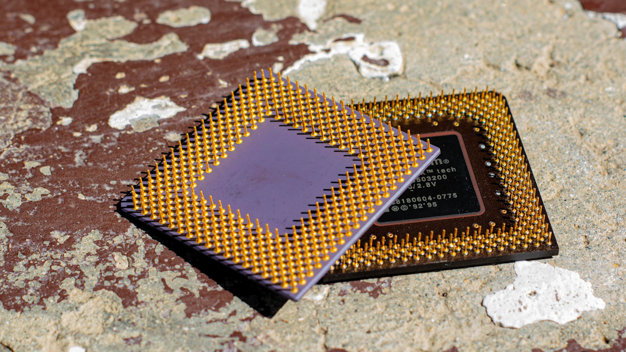AMD-SEV soll vor allem Cloud-Dienste sicherer machen indem der Hypervisor virtueller Maschinen absichert wird. Bis vor kurzen war noch ein softwarebasierter Fehler-Angriff möglich. (Quelle: Juan D./Pixabay)